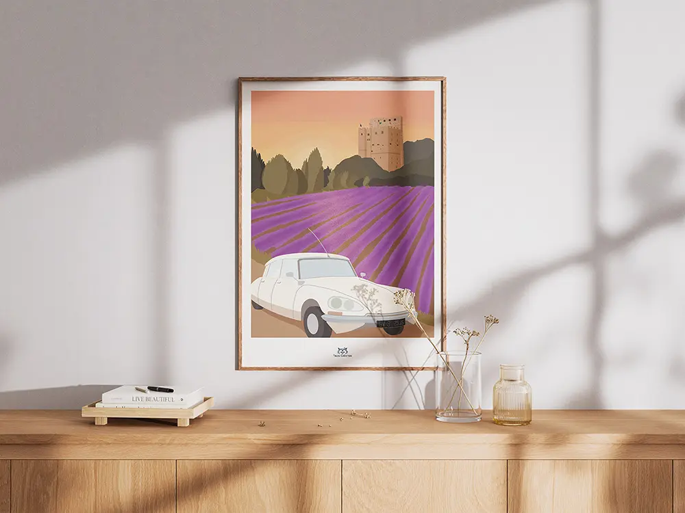 Affiche encadrée avec une Citroën DS devant un champ de lavande et la tour de Crest, réalisée pour un anniversaire, accrochée au-dessus d'une console en bois, Yblou Création.