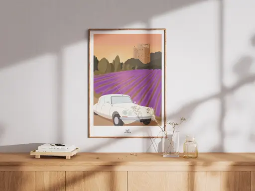 Affiche encadrée avec une Citroën DS devant un champ de lavande et la tour de Crest, réalisée pour un anniversaire, accrochée au-dessus d'une console en bois, Yblou Création.